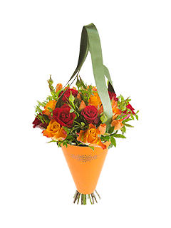 Букет из красных и рыжих роз в конусе «Долорес»