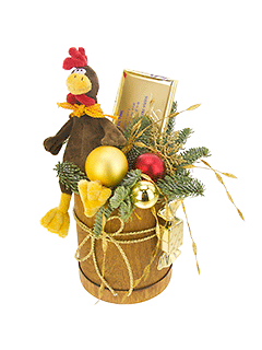 Новогодняя композиция с еловыми ветками и с игрушкой «Золотые шпоры»