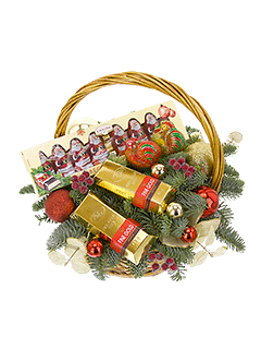 Новогодняя корзина  с еловыми ветками и шоколадными подарками «Праздничные гуляния»