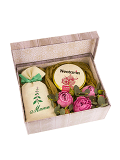 Композиция из кустовых роз в коробке «Мята и мед»