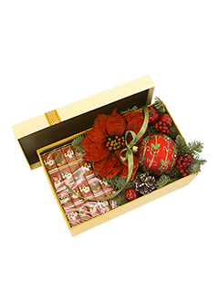 Новогодняя композиция в коробке с еловыми ветками и шоколадом «Вкус праздника»
