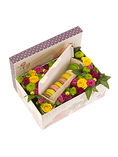 Цветочная композиция из хризантем и роз в коробке «Яркие макарони»