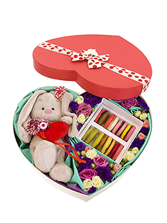 Розы со сладостями и мягкой игрушкой в коробке «Заюша»