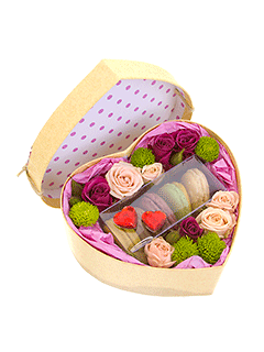 Композиция из роз и хризантем в коробке «Сердечко»