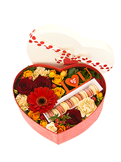 Композиция из роз и гербер с макарони «День любви»