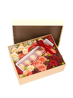 Цветы в прямоугольной коробке, розы «Рафинад»