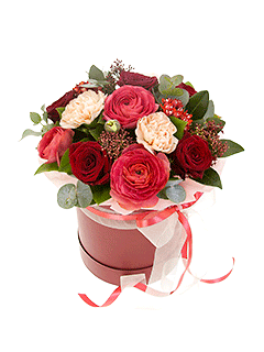 Букет из роз, гвоздик и ранункулюсов в шляпной коробке «Сангрия»