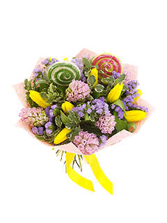 Букет из весенних цветов с леденцами «Карамельные завитки»