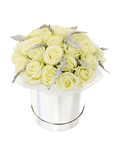 Букет из белых роз в шляпной коробке «Серебристый иней»