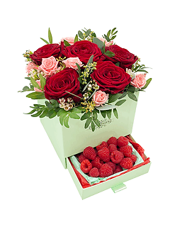 Композиция с ягодами в коробке «Розы и малина»