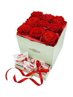 Композиция с конфетами в коробке «Розы и Раффаэлло»
