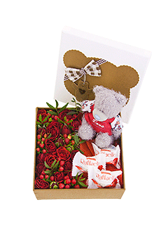 Композиция в коробке из роз с мягкой игрушкой «Мишкина любовь»