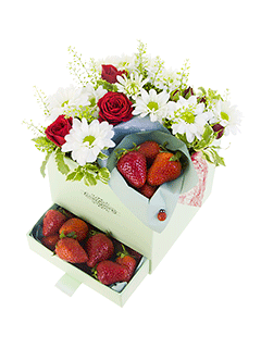 Композиция с цветами и ягодами «Посредине лета»