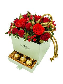 Композиция из роз с конфетами в коробке «Сладкий аперитив»