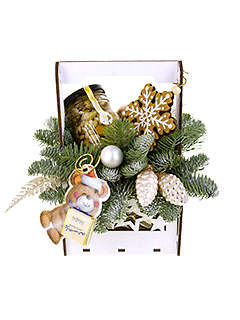 Новогодняя композиция с еловыми ветками и сладостями «Таежная зима»
