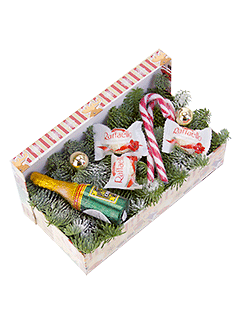 Новогодняя композиция с еловыми ветками в коробке «Зима и сладости»