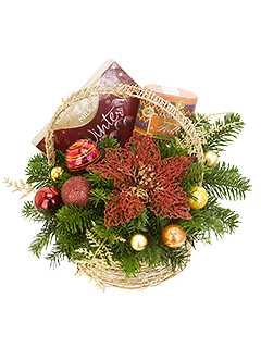 Новогодняя корзина из еловых веток со сладостями «Праздничное развлечение»