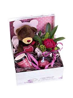 Композиция из роз с мягкой игрушкой и сладостями «Любовь и сладости»