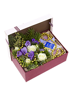 Композиция из кустовых роз и фрезий в коробке «Зимняя звездочка»
