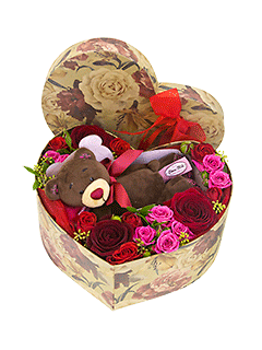 Композиция в коробке из роз с мягкой игрушкой «Цветочный сон»
