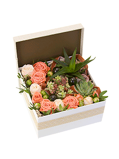 Композиция из кустовых роз в коробке «Ботаника»