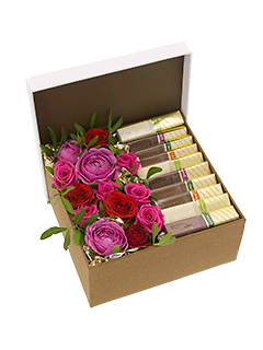 Композиция из роз с шоколадом в коробке «Цветочный аккорд»