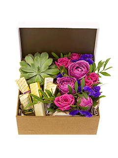 Композиция в коробке из кустовых роз и шоколада «Цветы и шоколад»