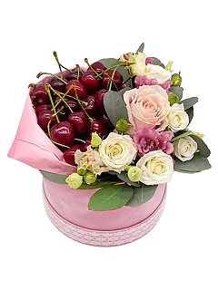 Композиция в шляпной коробке из роз, лизиантуса и ягод «Черешневый сад»