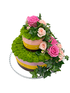 Композиция из роз и хризантем «Именинный торт»