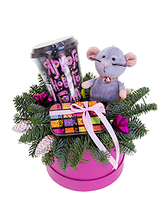 Новогодняя композиция с еловыми ветками и игрушкой «Яркого Нового года!»