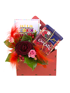 Композиция из роз со сладостями «Письмо с поздравлениями»