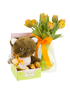 Букет из тюльпанов с мягкой игрушкой и конфетами «Подарок от медвежонка»