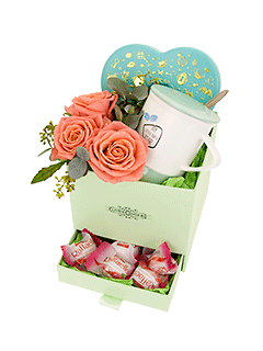 Композиция в коробке из роз со сладостями «Чайная вечеринка»