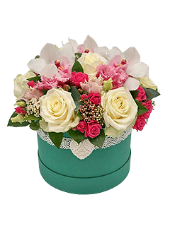 Композиция в шляпной коробке из роз, орхидей и лизиантусов «Шанти»