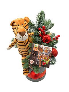 Новогодняя композиция из еловых веток в шляпной коробке «Год Тигра»