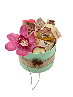 Композиция с орхидеей и косметикой в шляпной коробке «Пряный глинтвейн»
