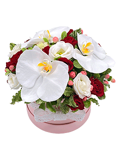 Композиция из орхидей и роз в шляпной коробке «Молли»