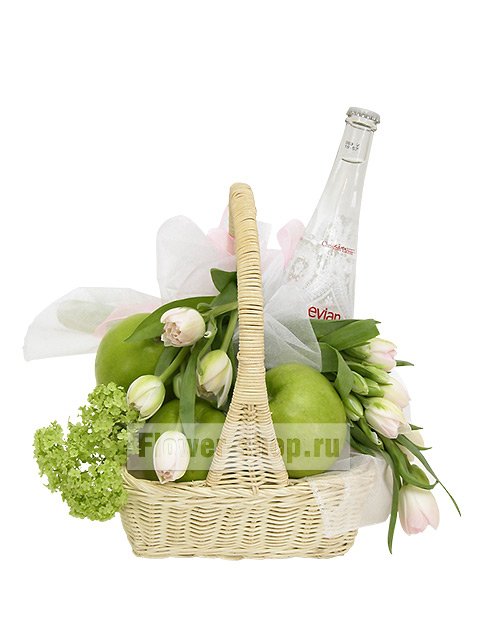 Корзина с тюльпанами, яблоками и минеральной водой «Вкуснотейка»