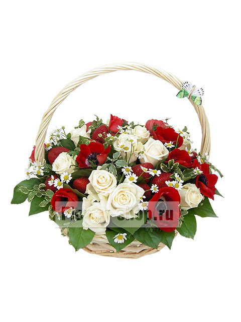 Корзина с розами, анемонами и ягодами «Клубничная поляна»