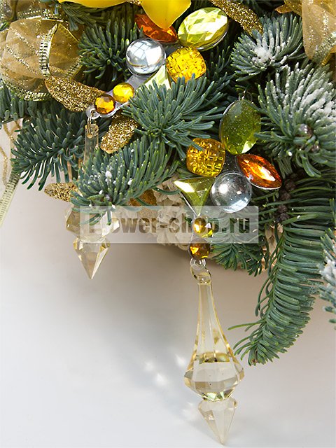 Новогодняя корзина с еловыми ветками и орхидеями «Брызги шампанского»