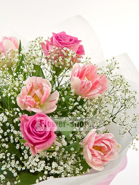 Букет из роз и тюльпанов «Воздушный поцелуй»