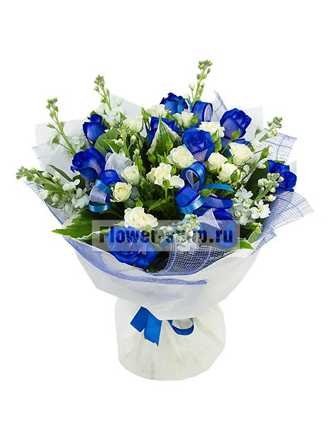 Букет из синих и белых роз с маттиолой «Лазурит»
