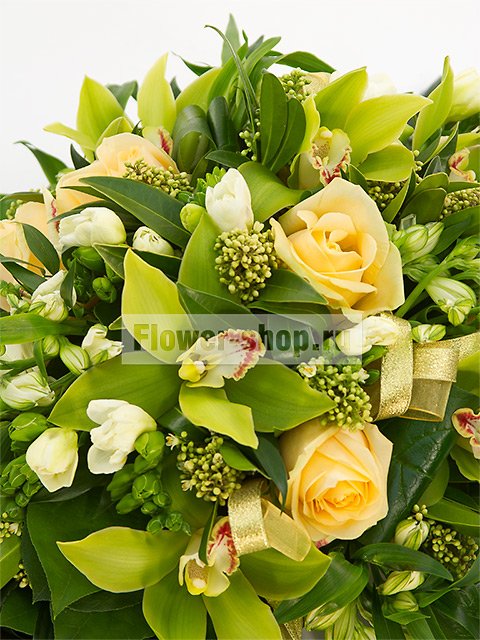 Композиция из роз, орхидей и фрезий для свадебного стола №35