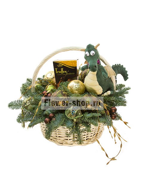 Новогодняя композиция в корзинке с еловыми ветками и игрушкой «Подарки Дракоши»