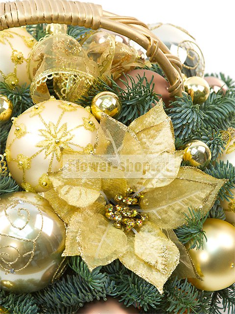 Новогодняя корзина с еловыми ветками «Золотое руно»