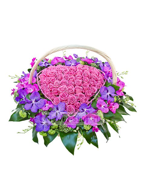 Сердце из роз и орхидей в корзине «Королевство грез»