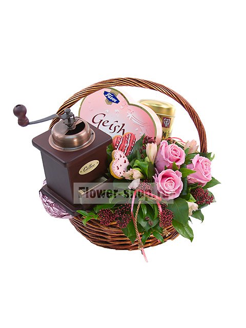 Корзина с восковыми розами, конфетами и кофе «Любительнице кофе»
