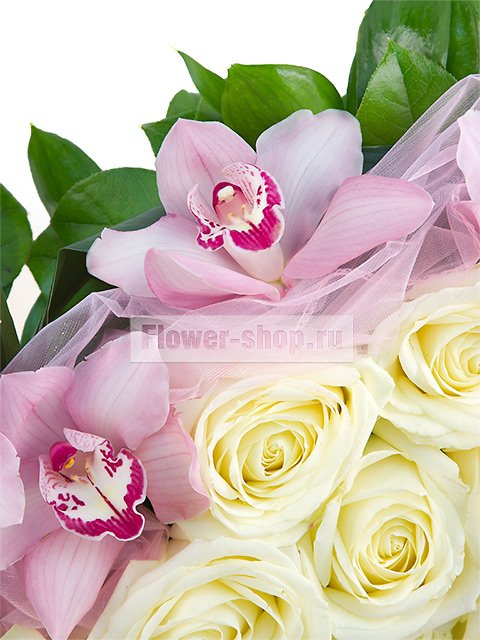 Композиция из роз и орхидей «Сердце для любимой»