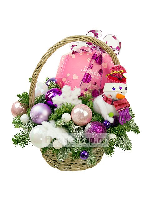 Новогодняя композиция в корзинке с еловыми веточками и игрушкой «Снеговик с подарком»