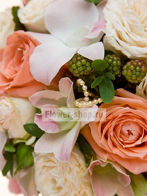 Букет невесты круглый из роз и орхидей №103